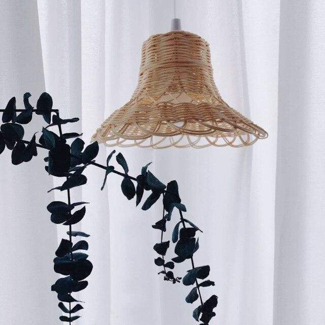 Håndvevd rotting taklampe. Naturlig lampeskjerm for interiør med bohemsk og skandinavisk belysning.