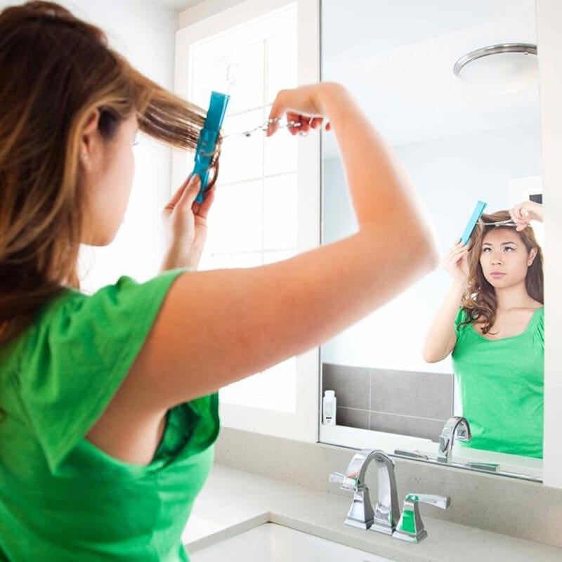 Kvinne som enkelt trimmer luggen med det mindre hårklippeverktøyet, hårstyling hjemme