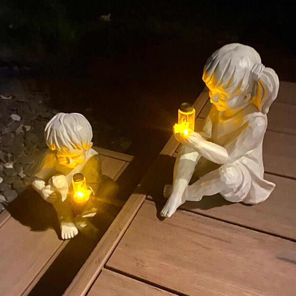 Jentestatue med glødende ildfluer for hagen, 22.5 cm utendørs solcellelys.