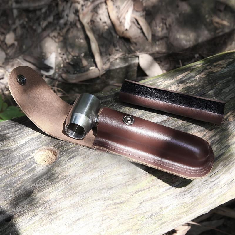 "Håndholdt multiverktøy av karbonstål i bruk, kompakt design for camping og overlevelse, veier 320g, med skinnveske."