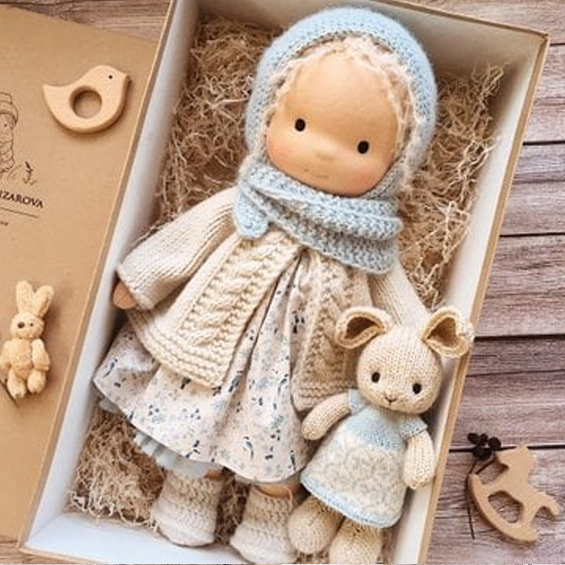 Håndlaget Waldorf-dukke i økologisk bomull med polka dots, brun og lilla kjole. Perfekt for småbarn, myk og trygg.