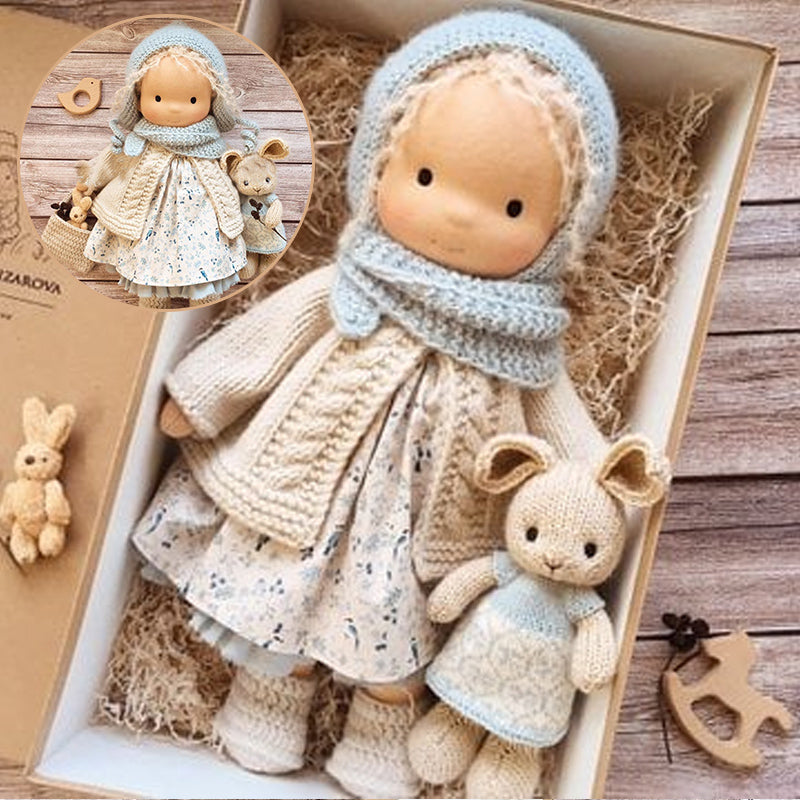 Håndlaget Waldorf-dukke i økologisk bomull med polka dots, brun og lilla kjole. Perfekt for småbarn, myk og trygg.