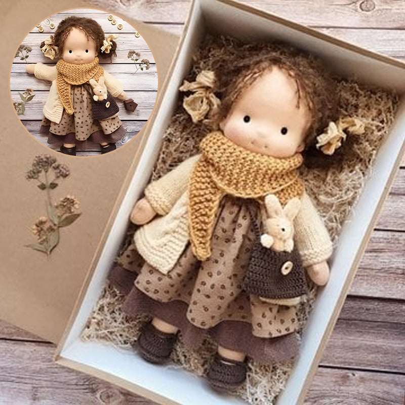 Håndlaget Waldorf-dukke i økologisk bomull med polka dots, brun og lilla kjole. Perfekt for småbarn, myk og trygg.