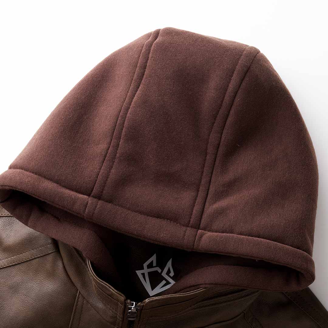 Detaljert heklet herrejakke i retrostil med distinkte multilommer, gir et unikt vintage uttrykk.