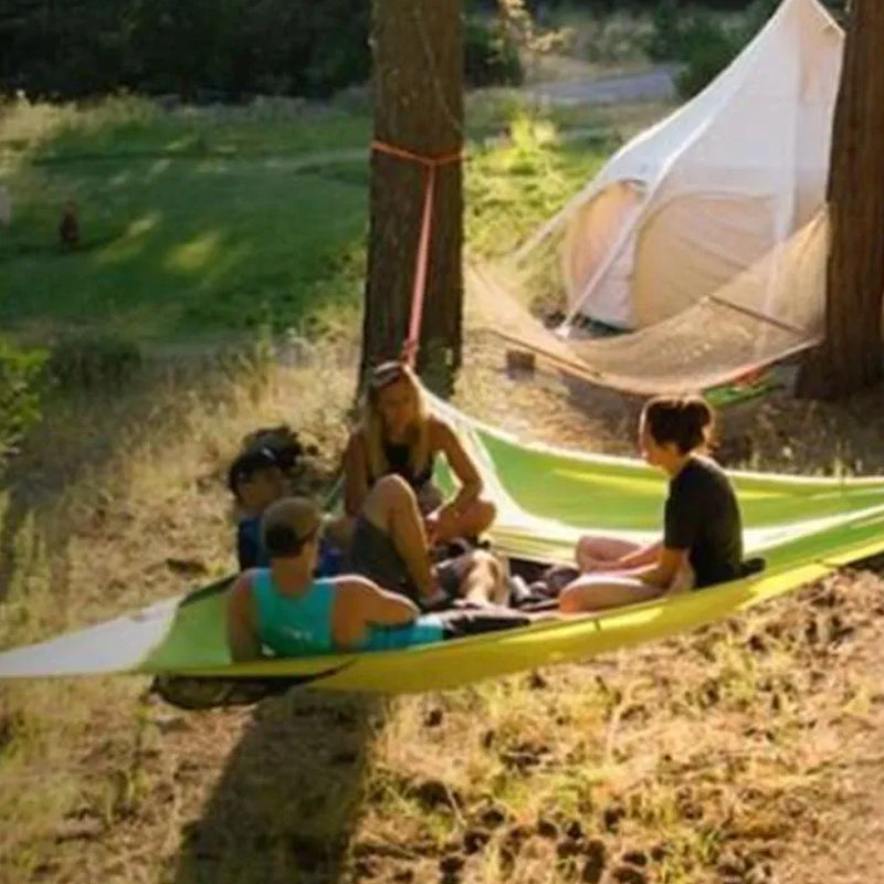 "Hengekøye for grupper, grønn og svart, i naturen, romslig, perfekt for camping og familieturer, nylonmateriale."