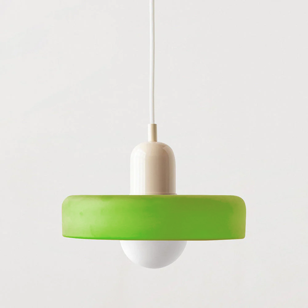 Designer pendellampe i farget glass. Moderne hjemmeinnredning for spisestuen.