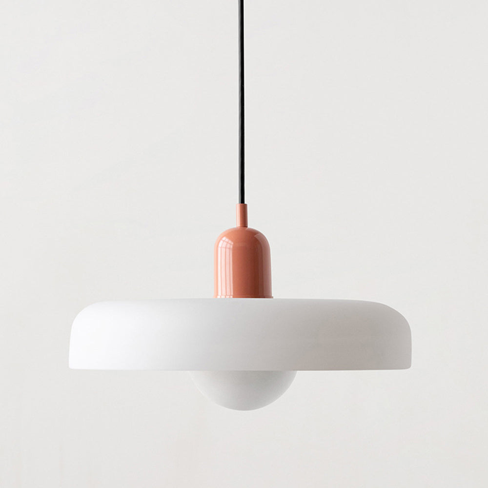 Stilfull taklampe i farget glass. Dekorativ belysning for soverommet.