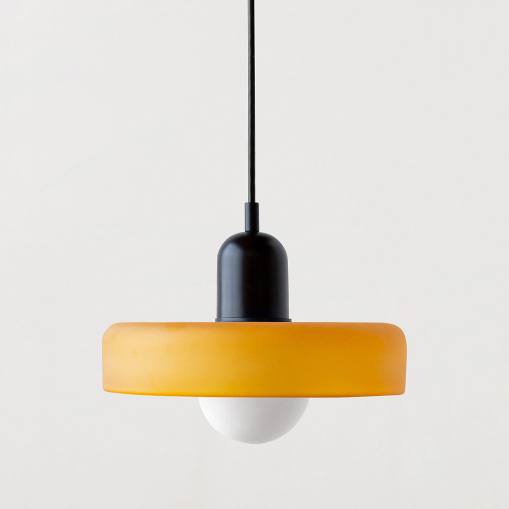 Pendellampe i farget glass, perfekt for soverom. Moderne og dekorativ belysning.