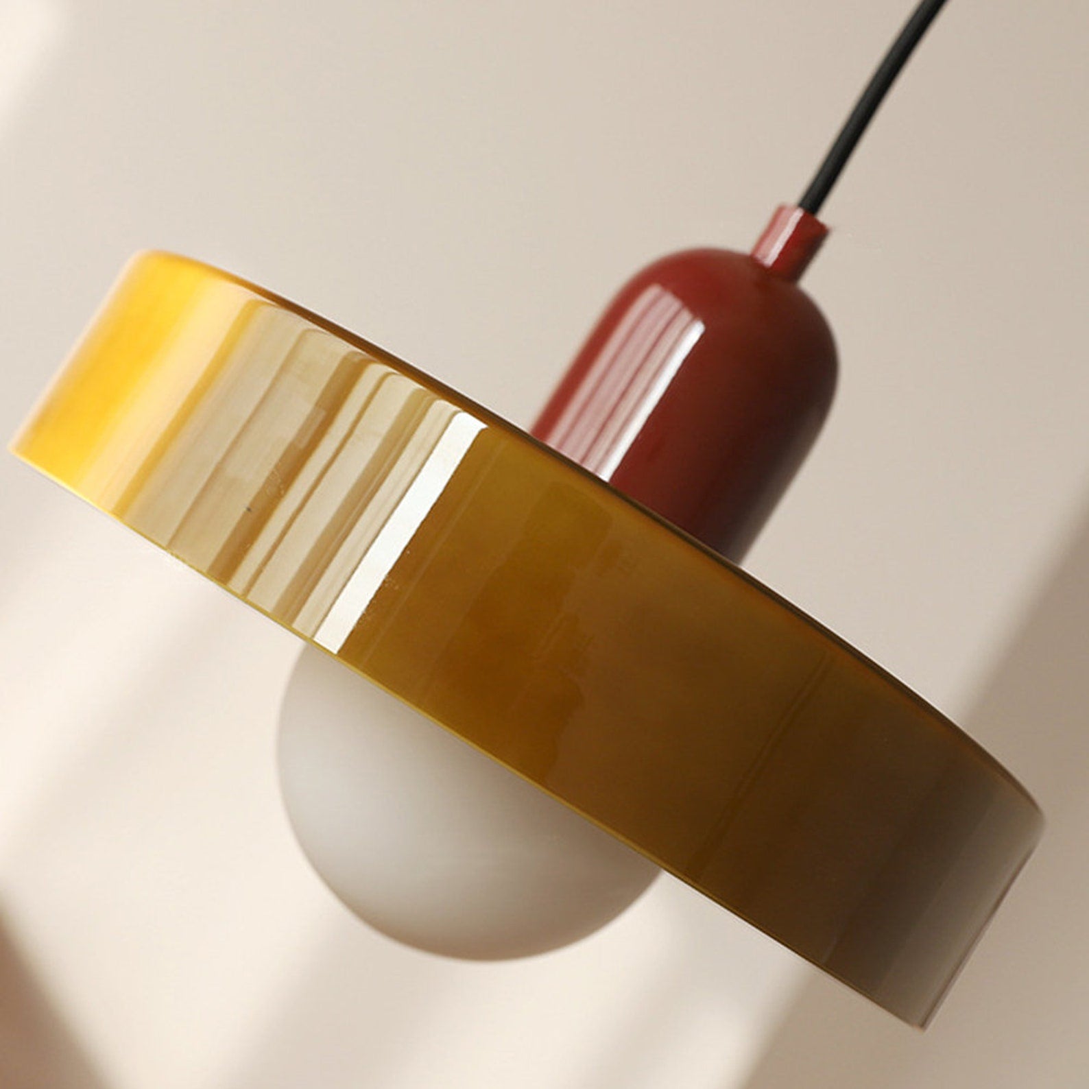 Designlampe: Fargerik taklampe i glass for stue. Stilfull og dekorativ belysning.