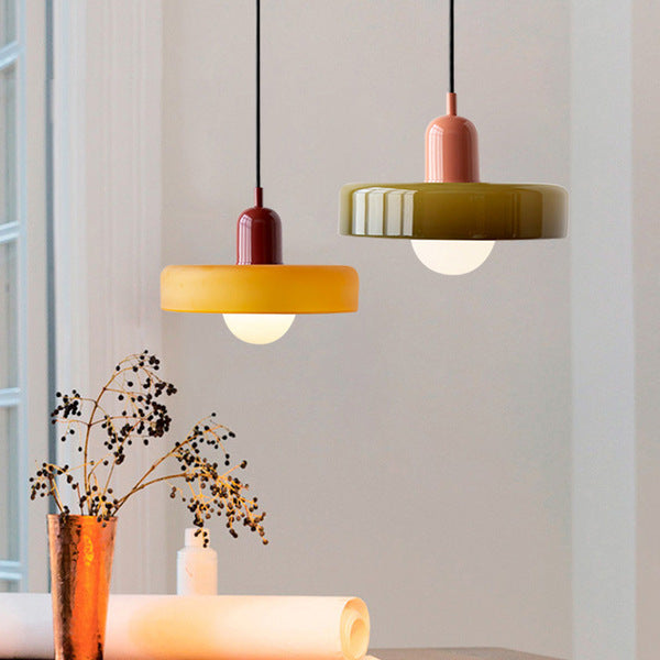 Hjemmeinnredning: Fargerik designlampe i glass. Hengende belysning for spisestue.