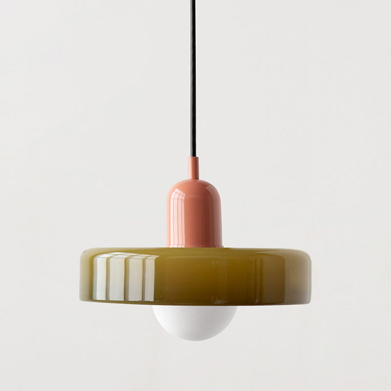 Moderne taklampe i farget glass. Dekorativ belysning for stuen.