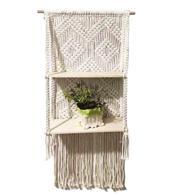 Hengende macramé vegghylle i boho-stil med frynser, ideell for interiørdekorasjon i stue eller soverom.