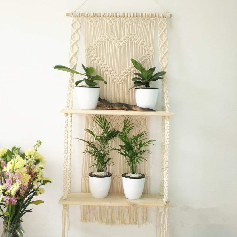 Håndlaget macramé hylle med vakre frynser, perfekt for bohemsk veggdekorasjon og lett oppbevaring.