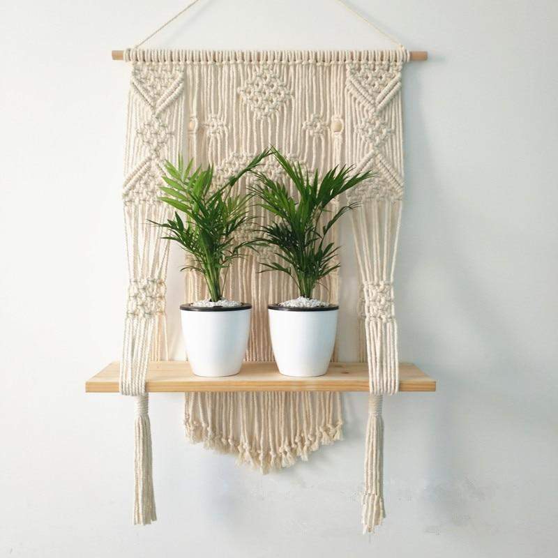 Boho macramé vegghylle med treplate, elegant oppbevaring og unik dekorasjon til stue eller soverom.