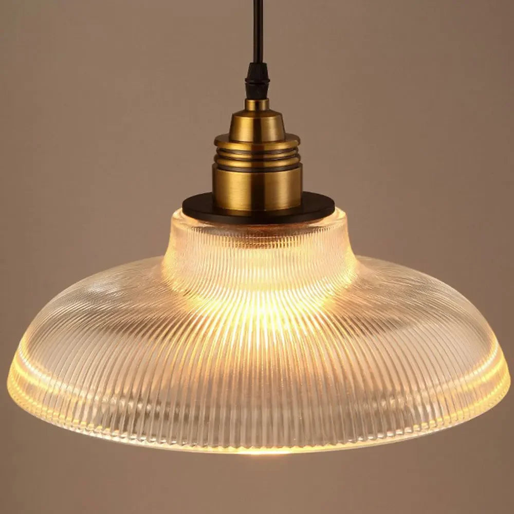 Stilig glasslampe med industrielt preg, hengende taklampe som pynter enhver stue