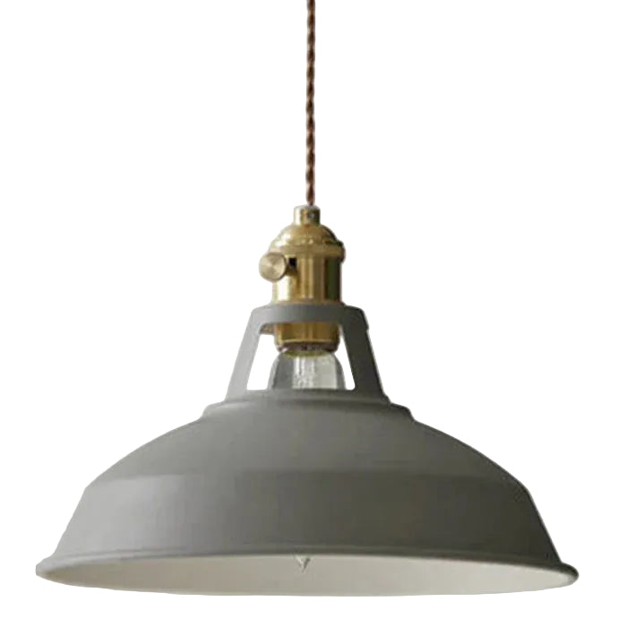 Hengende taklampe i industriell stil, svart finish. Retro design for spisestue eller kjøkken.