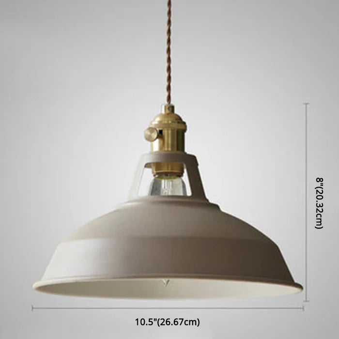 Hengende lampe, industriell stil. Tilgjengelig i flere farger for å matche din nordiske innredning.