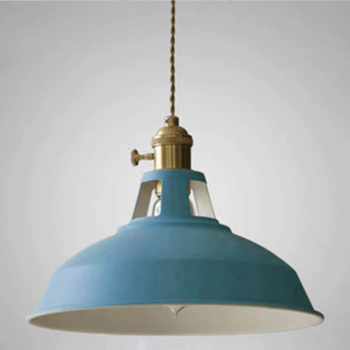 Hengende taklampe med industriell, moderne design. Perfekt for spisestue, kjøkken eller kafe.