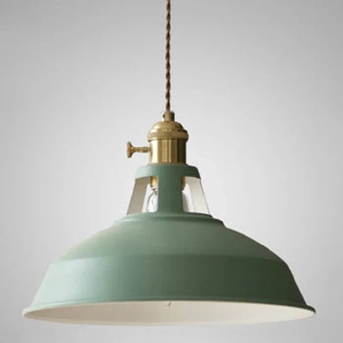 Taklampe i nordisk, industriell stil. Skaper unik atmosfære over spisebord eller kjøkkenøy.