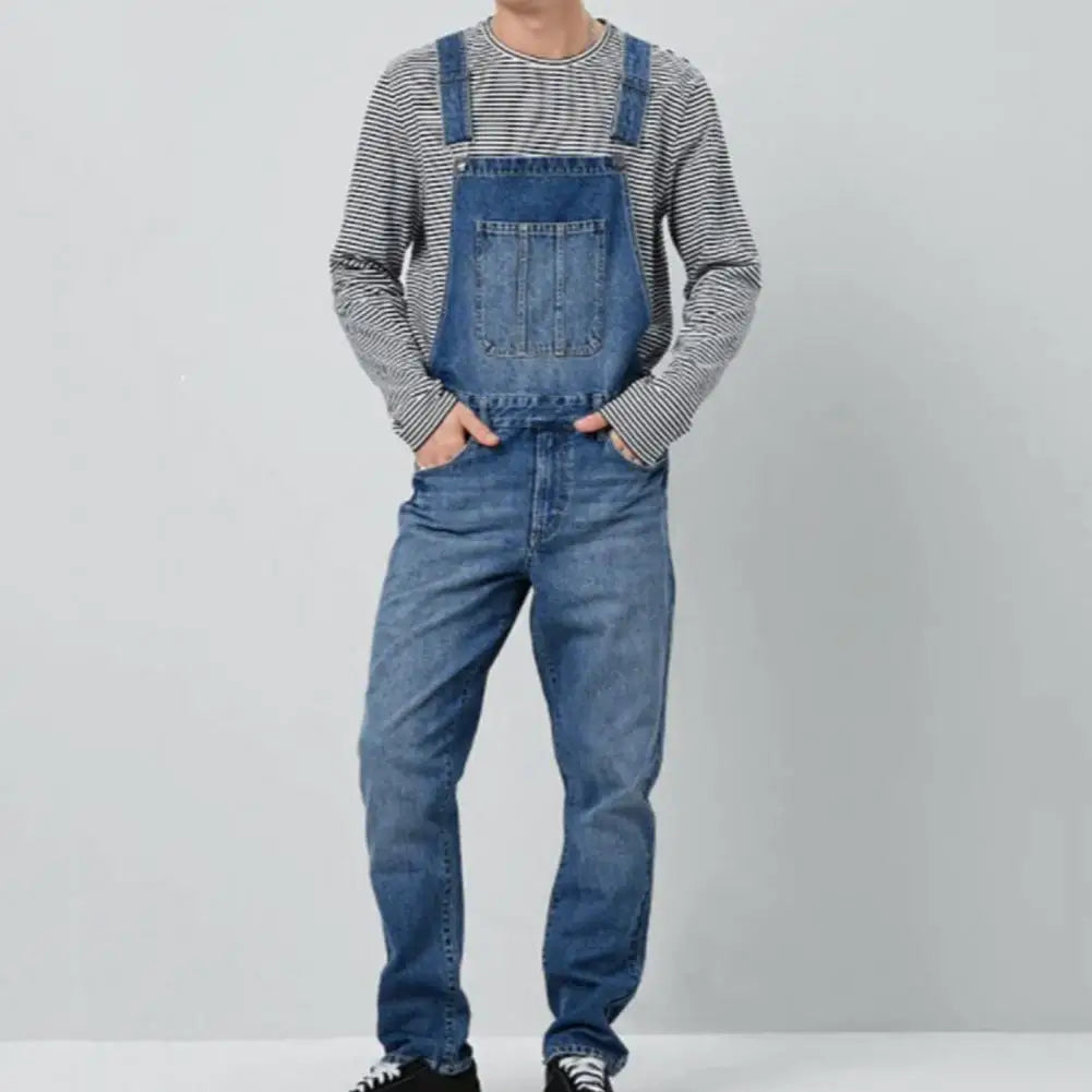 "Herr Jumpsuit med justerbare stropper, stor frontlomme, slitesterkt materiale og avslappet passform."