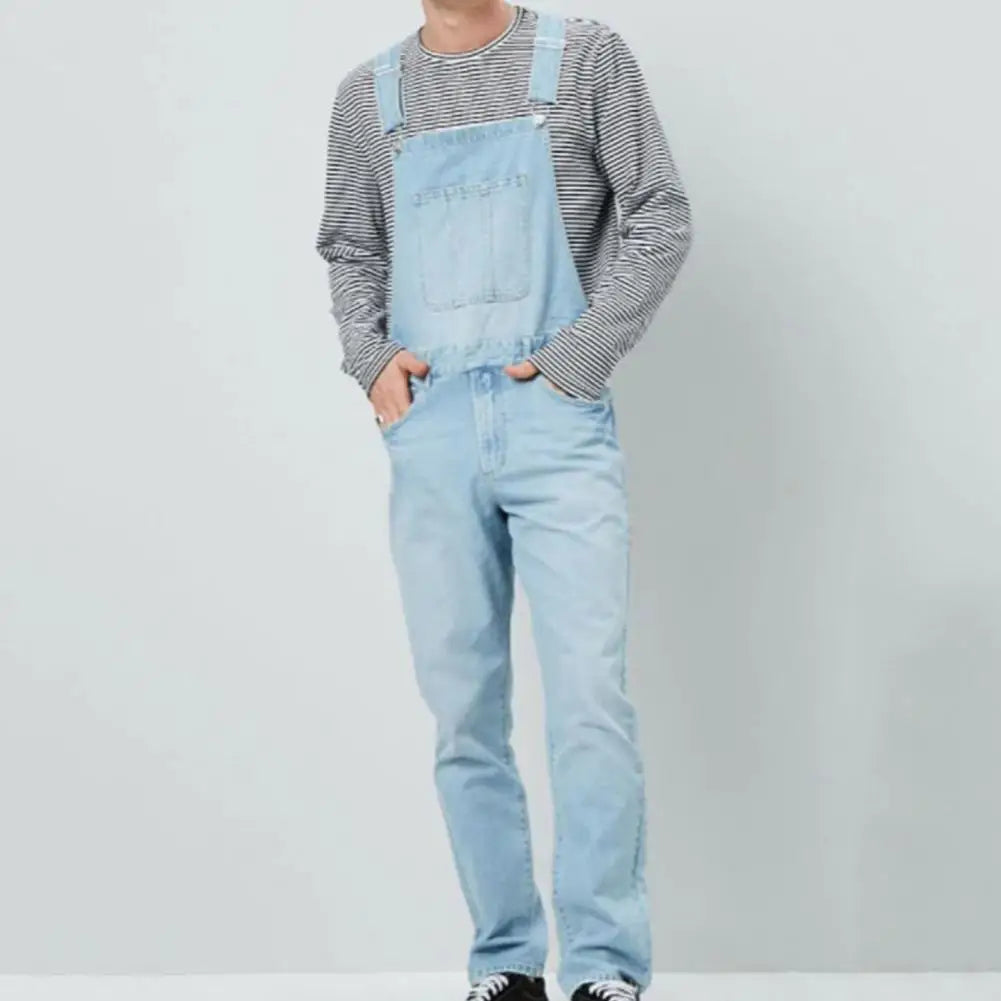 "Herr Jumpsuit med justerbare stropper, stor frontlomme, slitesterkt materiale og avslappet passform."