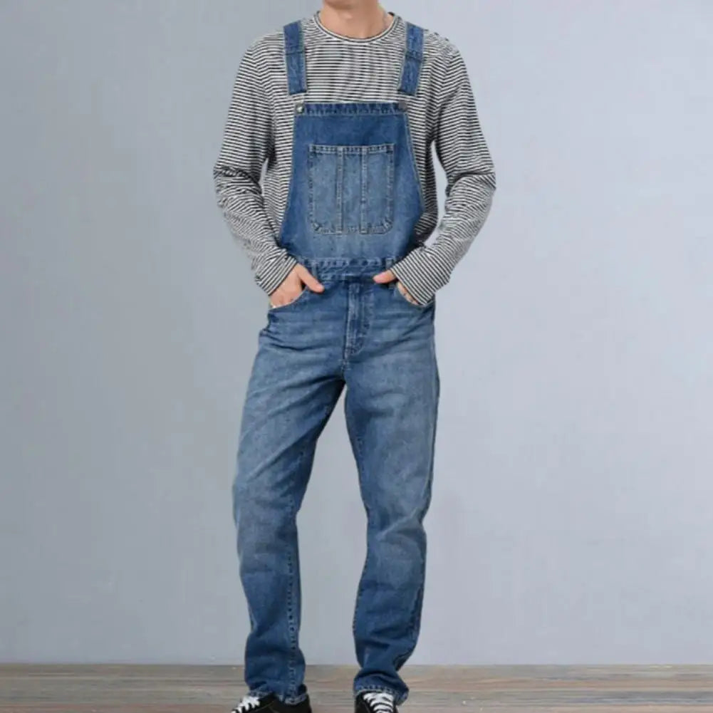 "Herr Jumpsuit med justerbare stropper, stor frontlomme, slitesterkt materiale og avslappet passform."