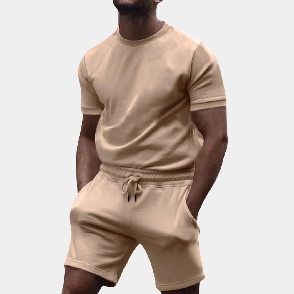Trendy to-delt herre antrekk: komfortabel T-skjorte og matchende shorts for avslappet herremote.