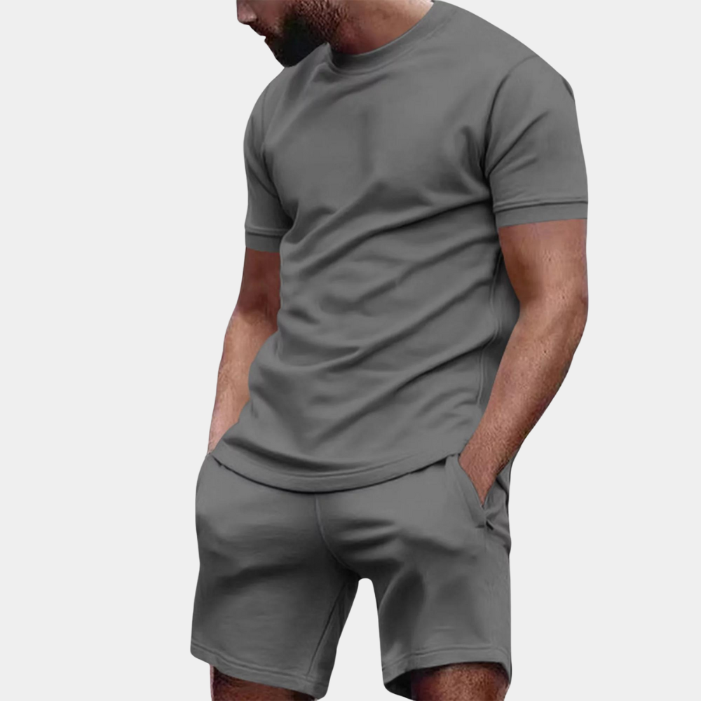 Komplett herre fritidsantrekk: myk T-skjorte og lett shorts. Ideelt sett for avslappet sommerstil.
