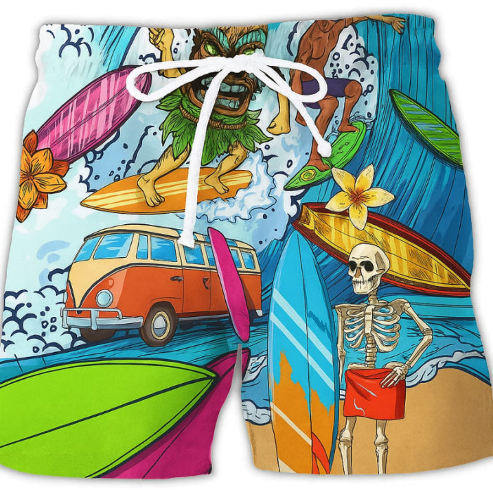 Stilfulle herre badeshorts med moderne graffiti mønster, ideelle for strand og basseng.