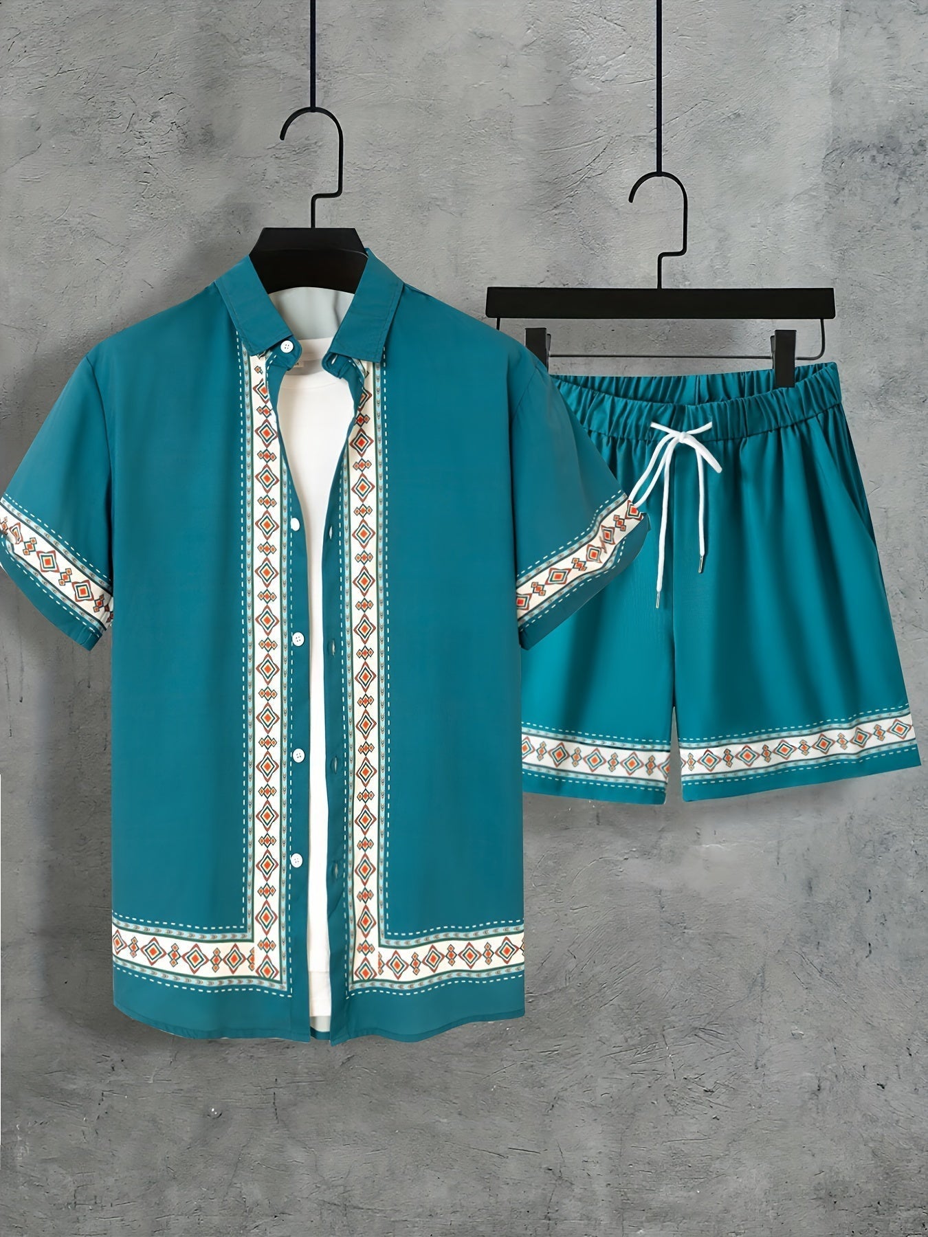 Stilrent herre sommerantrekk i boho-stil: kortermet skjorte og shorts. Ideelt for festivalmote.
