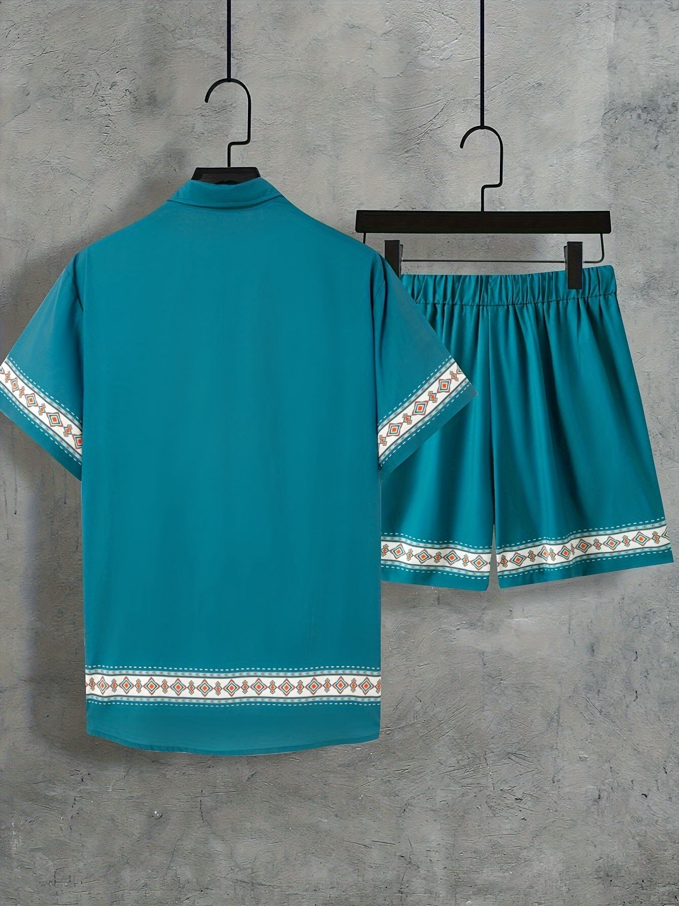 Detaljer av herre boho sommer sett, kortermet skjorte og shorts. Mykt stoff og unikt design.