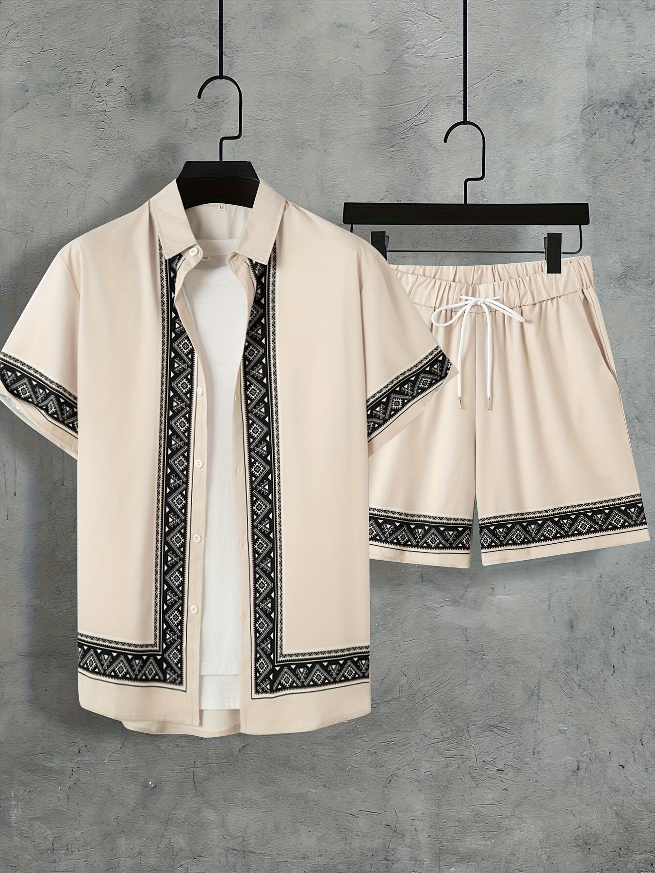 Herre i løst og ledig boho sommersett, kortermet skjorte og shorts, perfekt for avslappede dager.