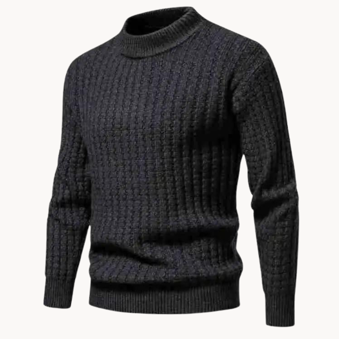 Modell iført vaffelstrikket herregenser med rund hals. Viser teksturen og de komfortable mansjettene.