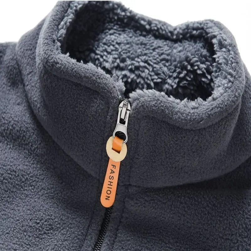 Allsidig herrejakke i rød fleece med glidelås og høy krage, utmerket for lagvis påkledning om vinteren.