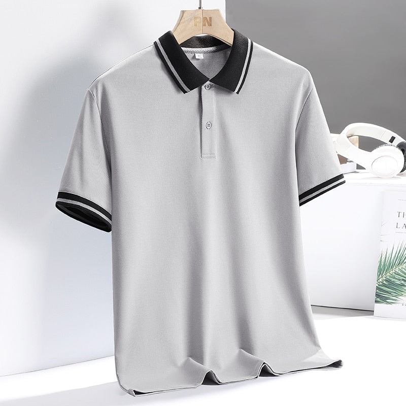 Stilig herrepolo for golf og fritid. Tidløs, komfortabel og pustende. Essential golfklær for enhver mann.
