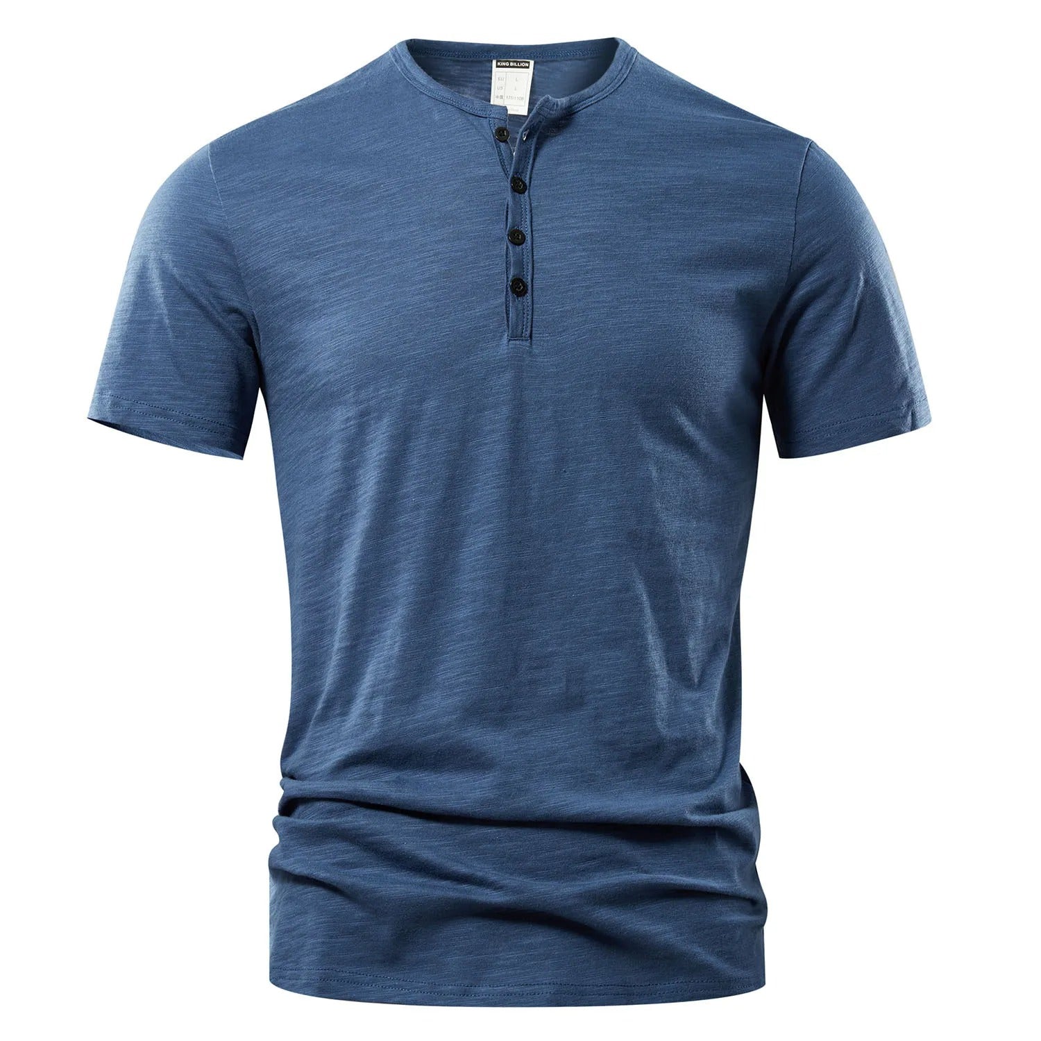 Mann iført stilfull herre Henley t-skjorte med korte ermer, klar for sommeren.