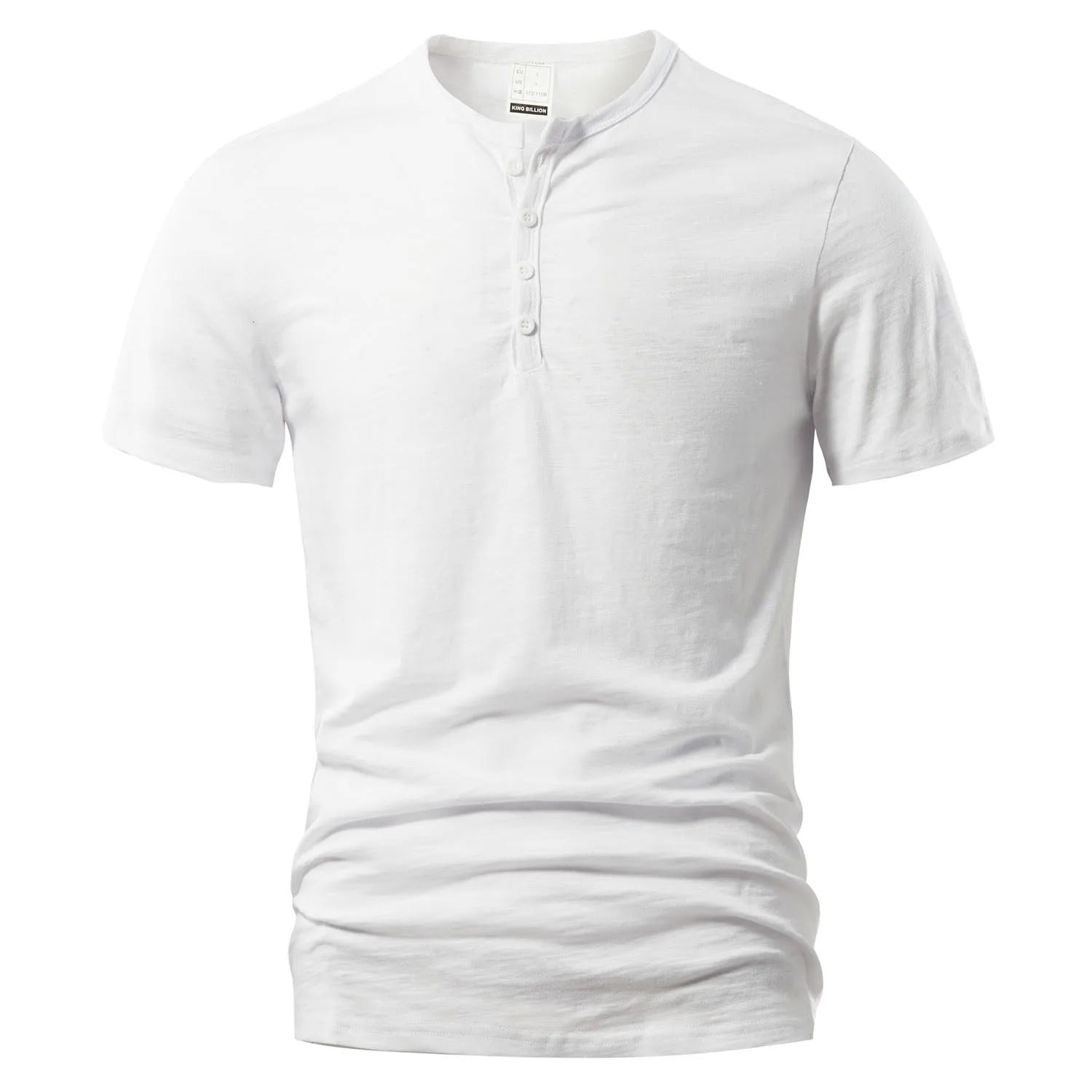 Modell viser en casual herre Henley t-skjorte. Komfortabel sommerlook for fritid.