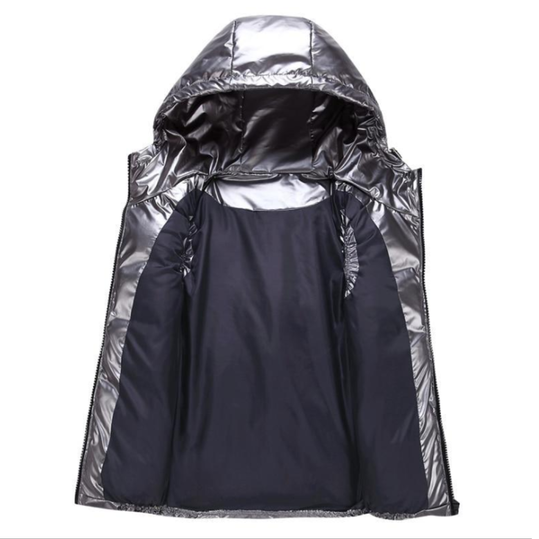 Mann i isolert sporty hettevest, perfekt for fritid og utendørsaktiviteter om høsten. Komfortabelt ytterplagg.