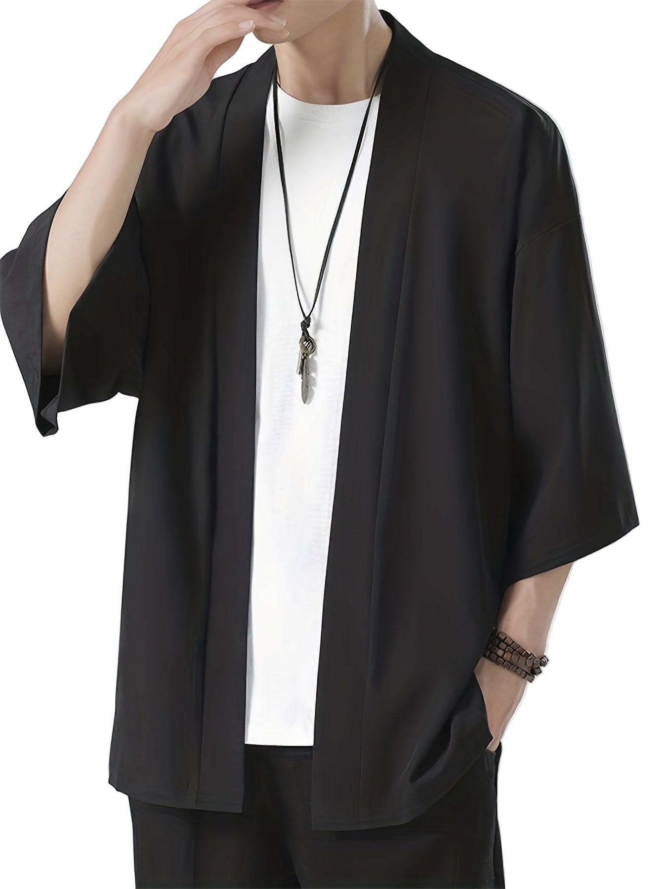 Herre kimono i japansk stil med åpen front, flytende snitt for komfortabel og elegant herremote.
