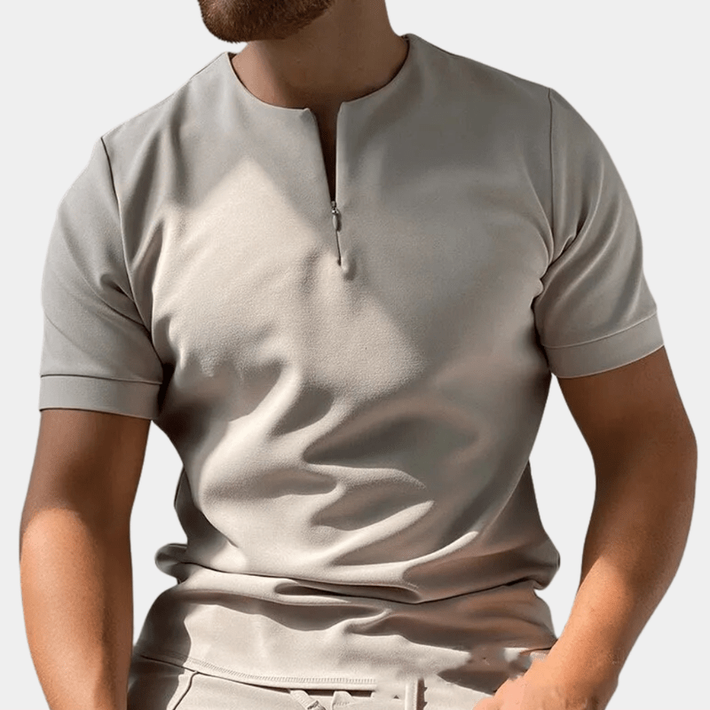 Nærbilde av herre t-skjorte i myk, lettstelt polyester. Perfekt for casual og komfortabel stil.