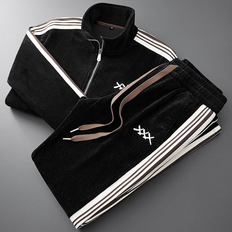 Menns sporty treningsdresssett med jakke og bukser. Ideelt for fritid, trening og en avslappet stil.
