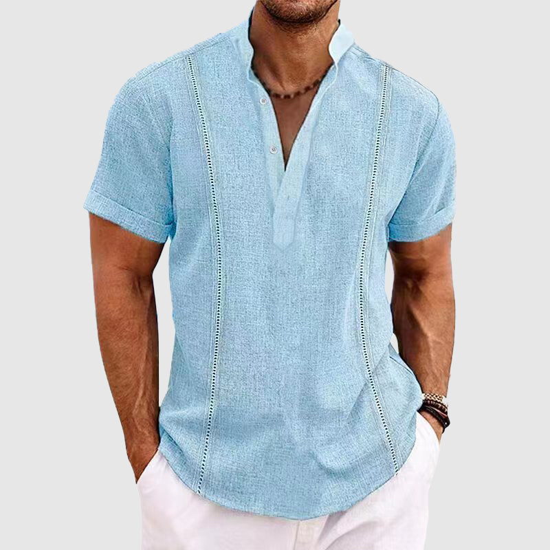 Stilig kortermet Henley skjorte for menn, perfekt for fritid og sommerdager med sin praktiske knapplukking.