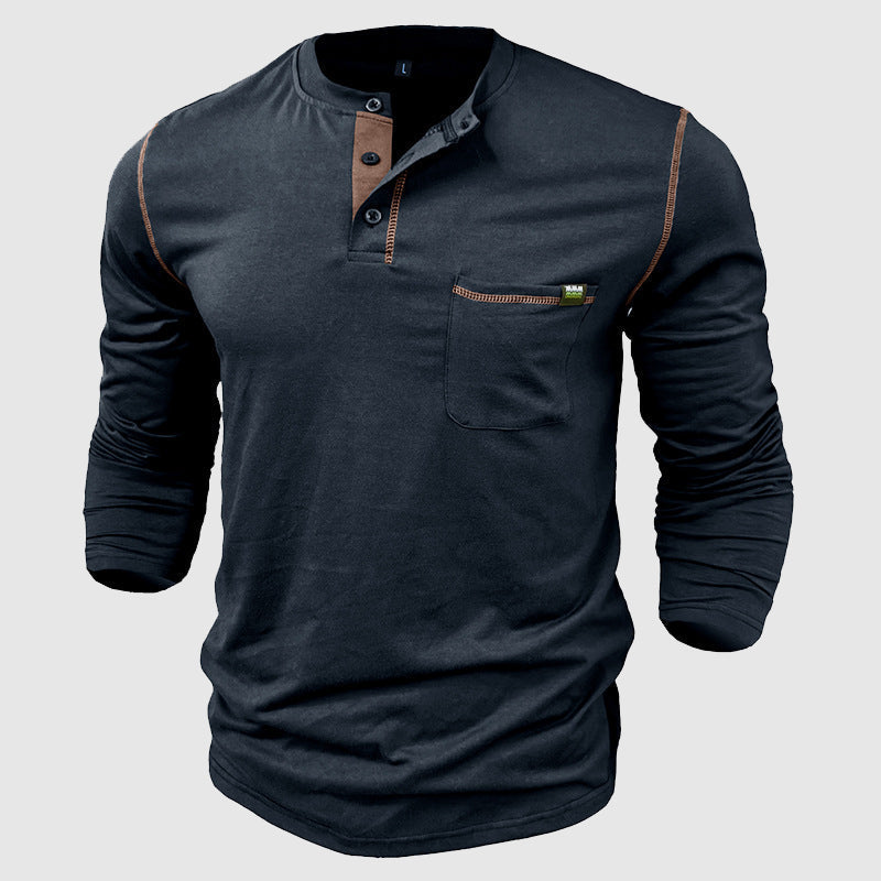 Mann iført langermet Henley skjorte i myk bomullsblanding, viser komfort og stil.