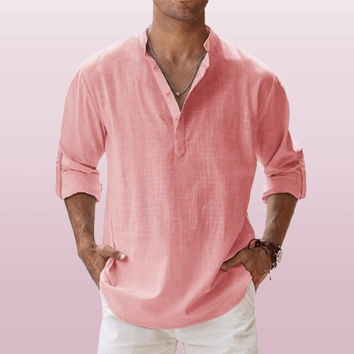 Modell bærer en klassisk herre henley-skjorte med lang erm, perfekt for vår- og sommerantrekk.