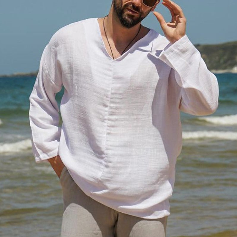 Stilren herreskjorte med lang erm og V-hals, ideell for en kul og pustende sommerlook.