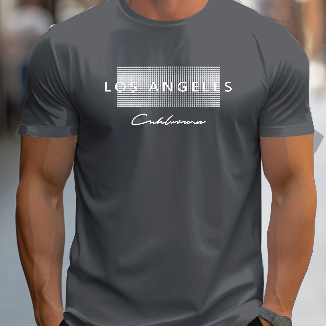 Nærbilde av Los Angeles grafikk på herre t-skjorte. Fremhever urban stil og streetwear-look. Slim fit for en moderne silhuett.