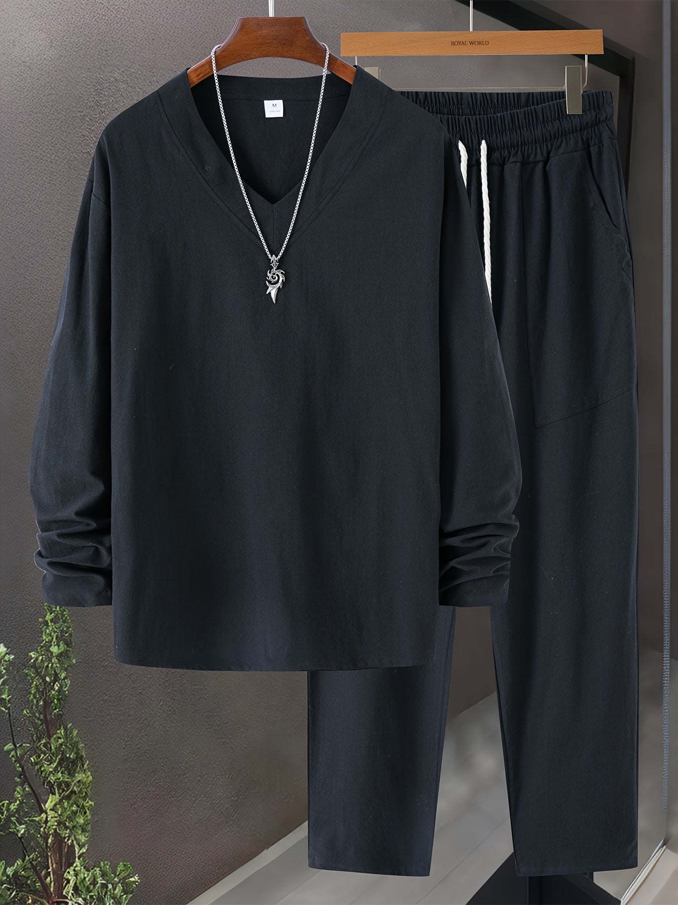 V-hals topp fra herre loungewear sett. Komfortabel og myk overdel for avslapning og hjemmebekledning.