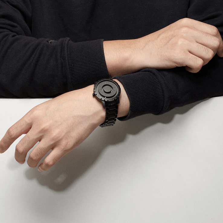 Unik design på herreklokken, en magnetisk klokke som kombinerer stil, funksjon og et futuristisk preg.