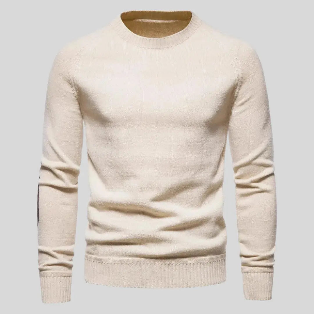 Nærbilde av tekstur på komfortabel herretrøye. Minimalistisk, elegant stil for moderne menn.