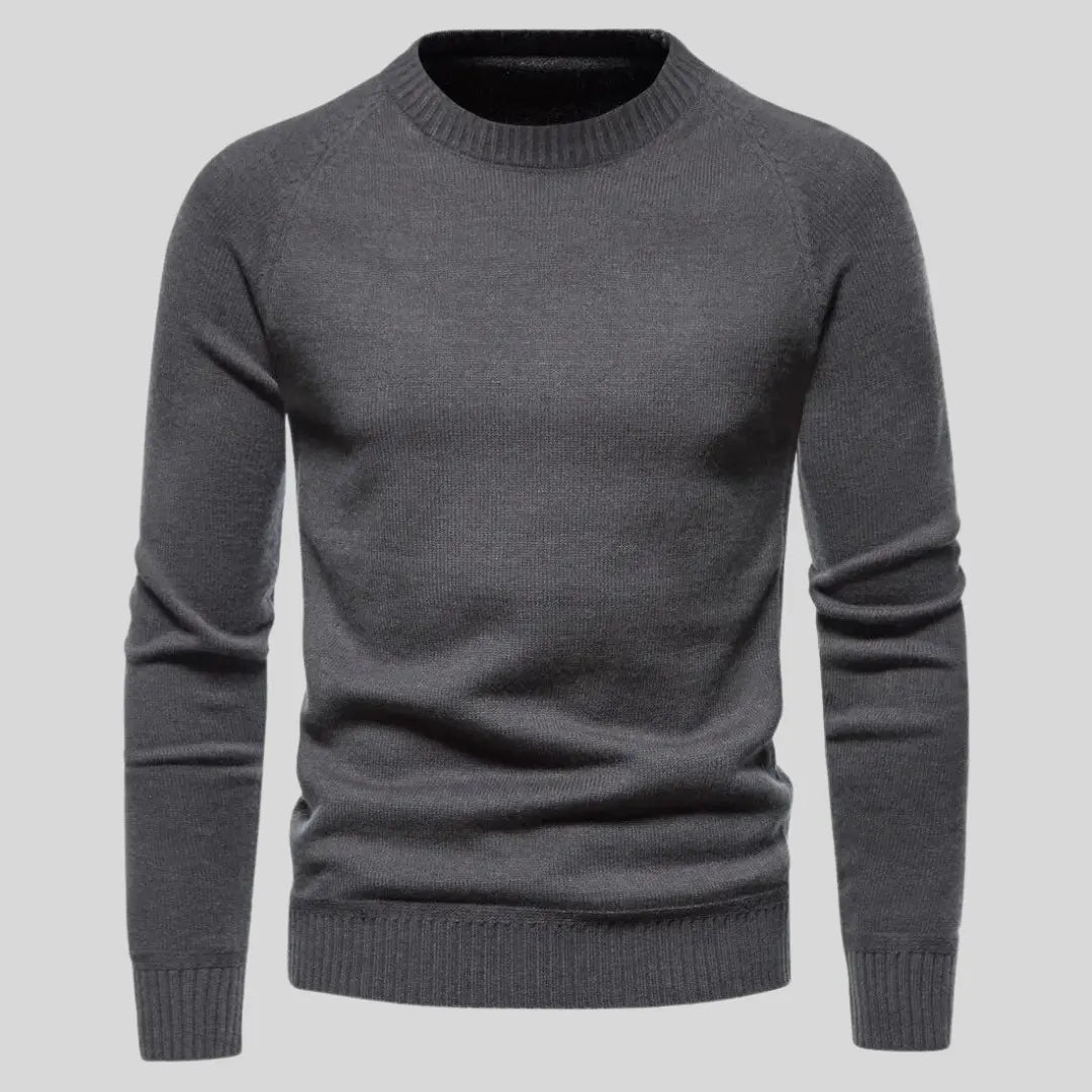 Herretrøye i minimalistisk design, stylet for et komfortabelt og elegant hverdagslig antrekk.